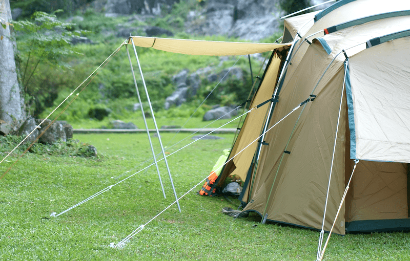 does tent comes with stakes